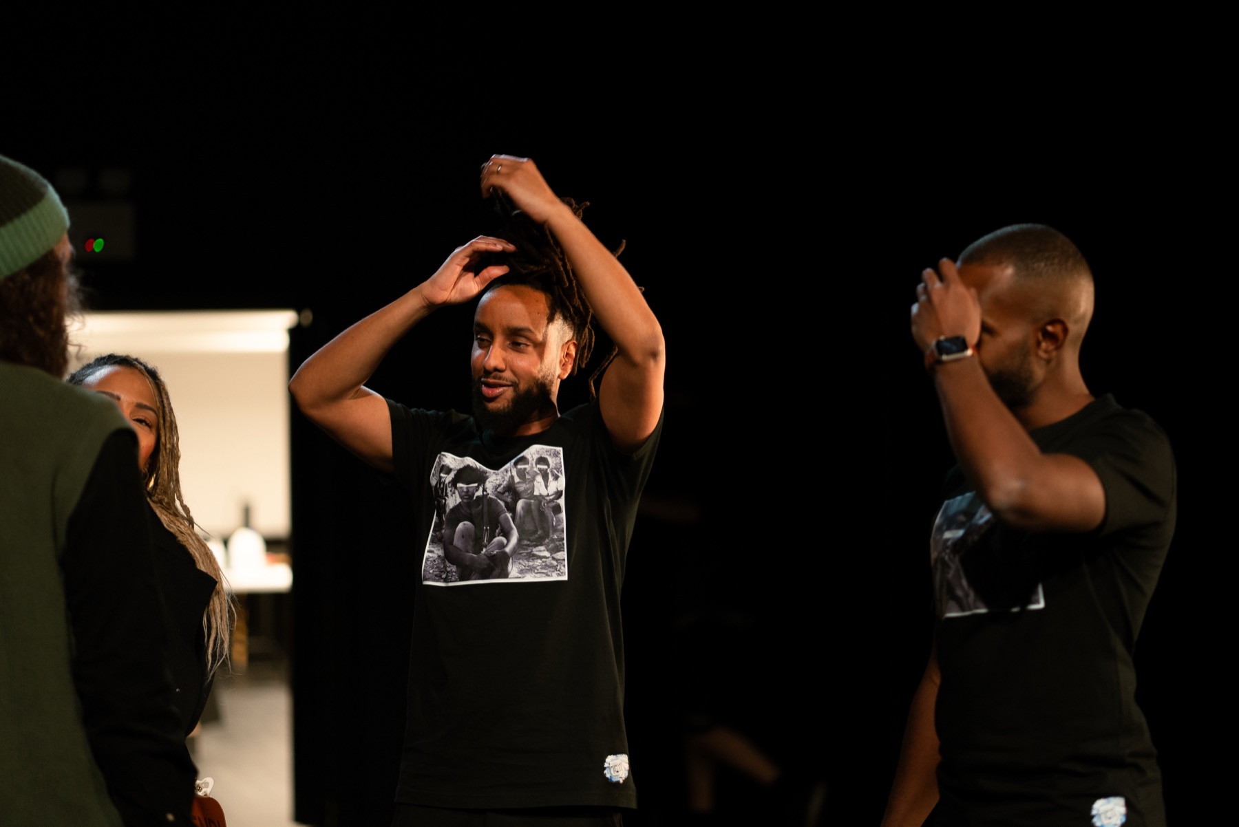 T-shirt på scenen med ensemblen