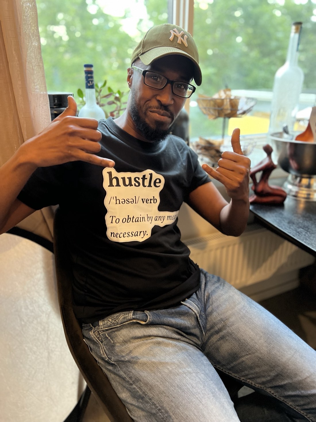 Hustle-T-shirten buren hemma i Husby