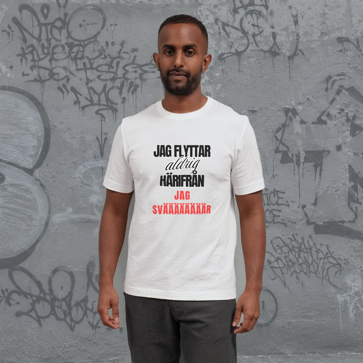 Upploppet T-shirt i vitt med trycket ”Jag flyttar aldrig härifrån”, unisex oversized box tee